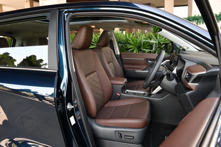 Toyota Innova Hycross Front Row Seats