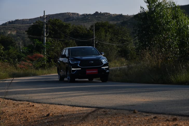 Toyota Innova Hycross Front Right Three Quarter