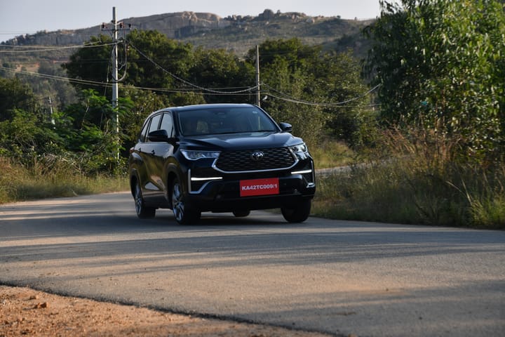 Toyota Innova HyCross 