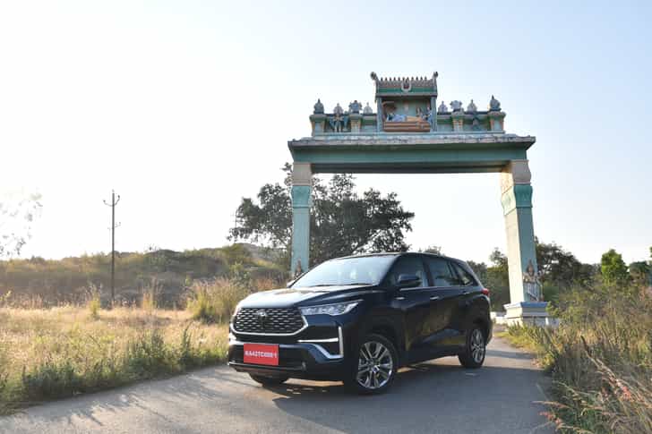 Toyota Innova HyCross