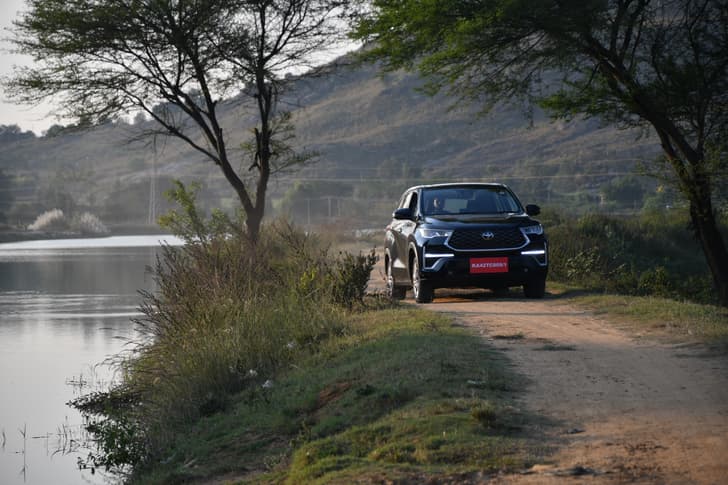 Toyota Innova Hycross Front Right Three Quarter