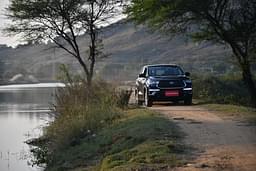 Toyota Innova Hycross Front Right Three Quarter