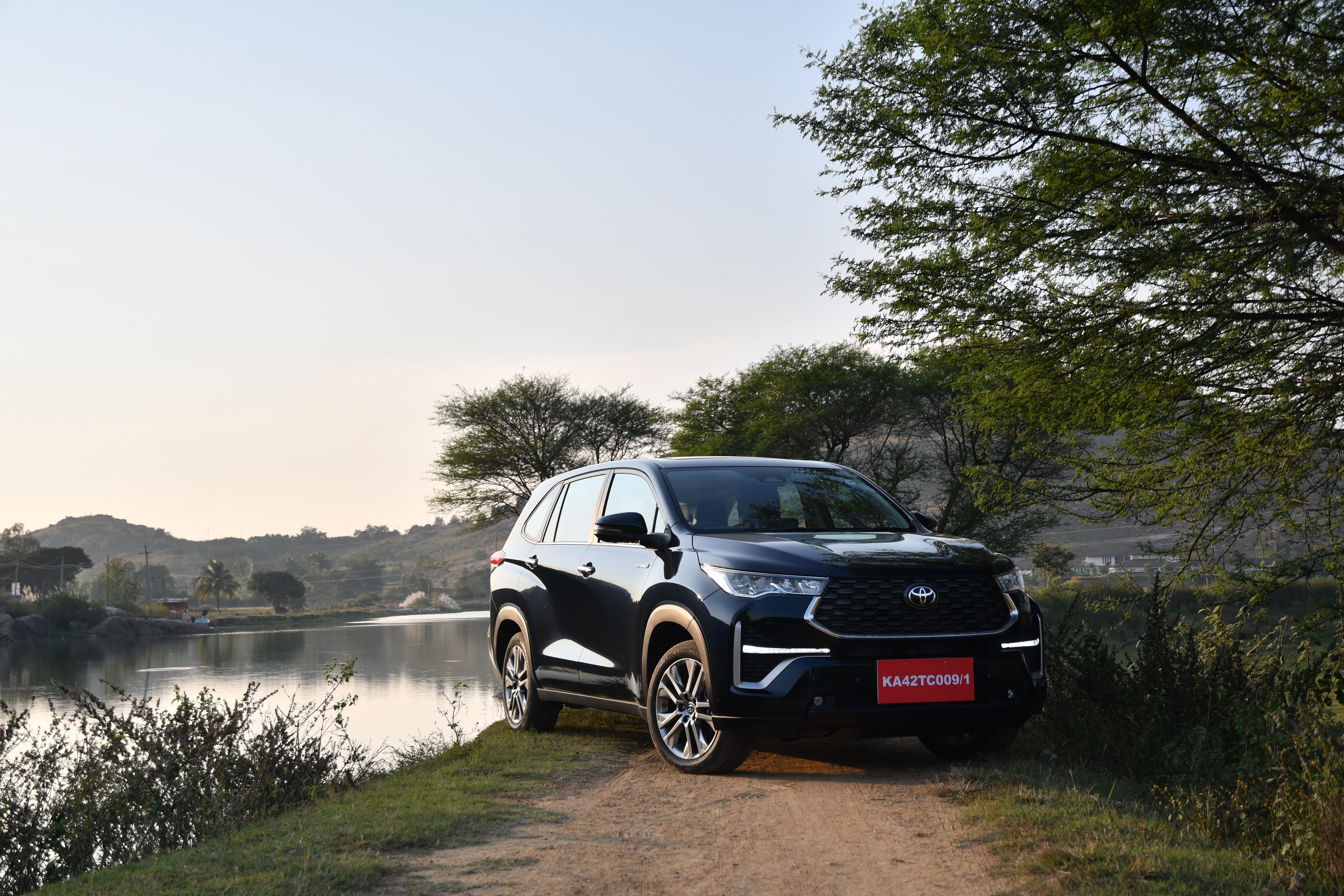 Toyota Innova Hyrcoss