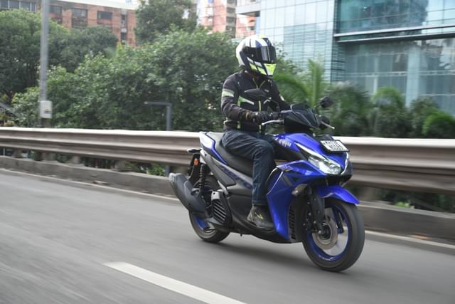 Front Right Three Quarter Image - 28001