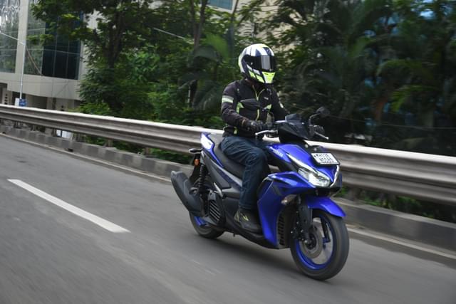 Front Left Three Quarter Image - 28010