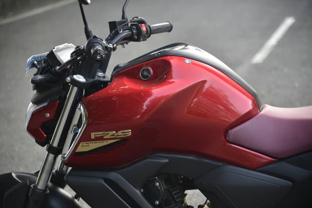 Closed Fuel Lid Image - 28204