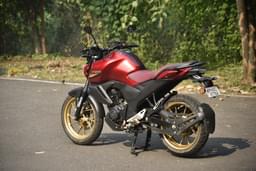 Yamaha Fzs Fi V4 Dlx Front Right Three Quarter