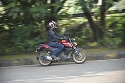 Yamaha Fzs Fi V4 Dlx Front Right Three Quarter