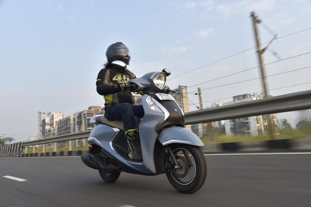 Front Right Three Quarter Image - 28002