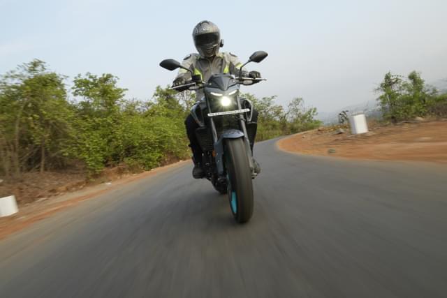 Front Right Three Quarter Image - 28053