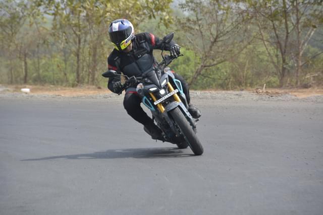 Front Right Three Quarter Image - 28346