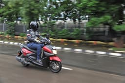 Yamaha Ray Zr 125 Front Left Three Quarter Absolute