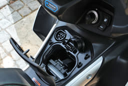 Yamaha Aerox-E Color Black, Silver