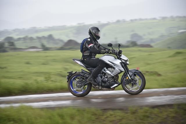 Front Right Three Quarter Image - 26582