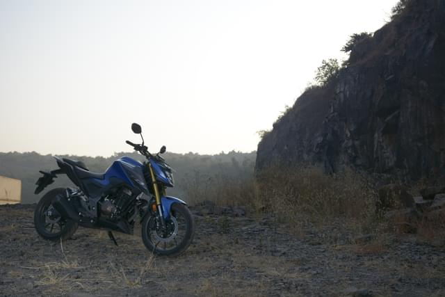 Front Left Three Quarter Image - 24382