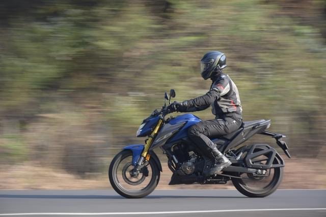 Front Right Three Quarter Image - 24402