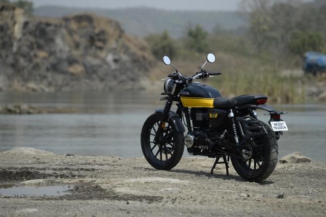 Front Right Three Quarter Image - 24307