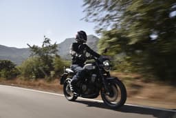 Husqvarna Svartpilen 401 Front Right Three Quarter
