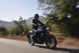 Husqvarna Svartpilen 401 Front Right Three Quarter