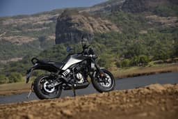 Husqvarna Svartpilen 401 Front Right Three Quarter