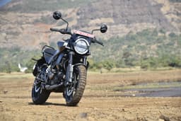 Husqvarna Svartpilen 401 Front Right Three Quarter