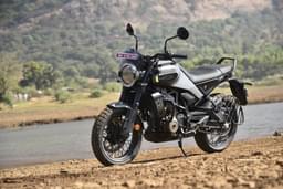 Husqvarna Svartpilen 401 Front Right Three Quarter