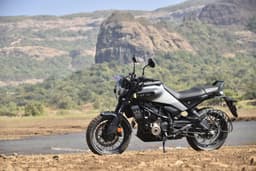 Husqvarna Svartpilen 401 Front Right Three Quarter
