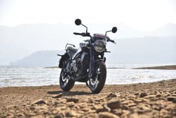 Husqvarna Svartpilen 401 Front Right Three Quarter