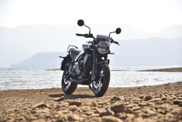 Husqvarna Svartpilen 401 Front Right Three Quarter