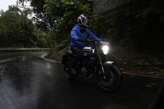 Front Right Three Quarter Image - 24755