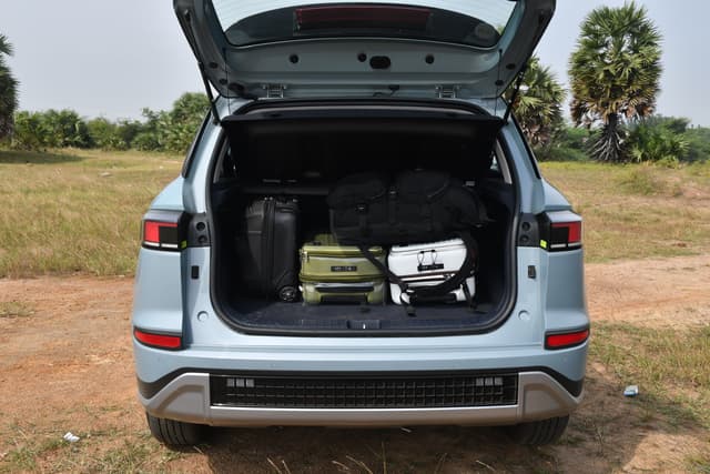 Rear View Image - 737