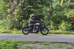 Jawa 42 Bobber Front Right Three Quarter