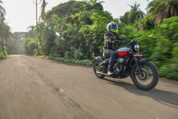 Jawa 42 Bobber Front Right Three Quarter