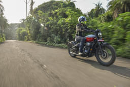 Jawa 42 Bobber Front Right Three Quarter