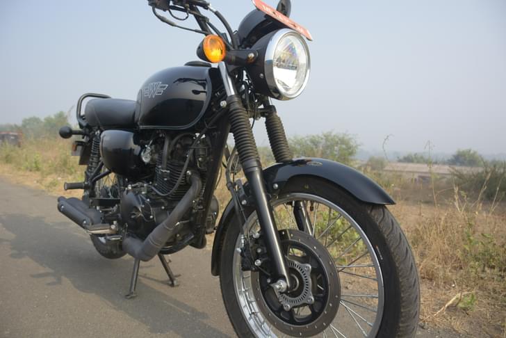 Kawasaki W175 Front Right Three Quarter