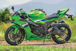 Kawasaki Ninja 300 Front Right Three Quarter