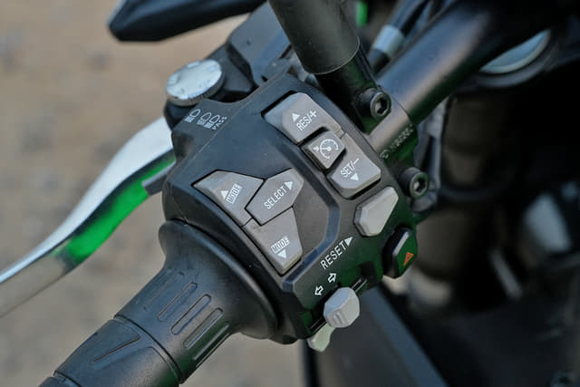 Color Black, Green Image - 35362