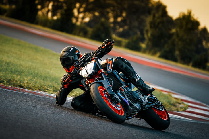 KTM 890 Duke R Images