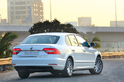 2014 Skoda Superb vs Toyota Camry - Image 1
