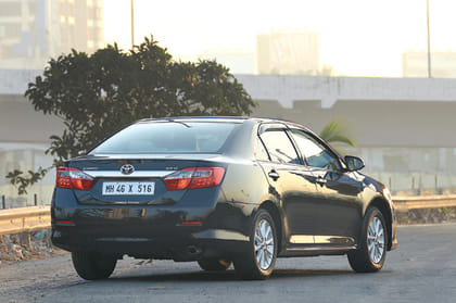 2014 Skoda Superb vs Toyota Camry - Image 2