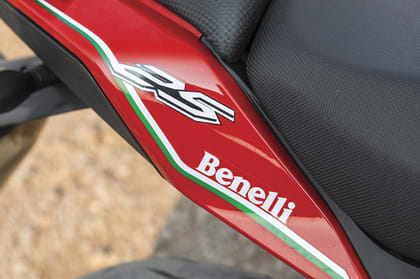 Mahindra Mojo Vs Benelli TNT 25 comparison - Image 17