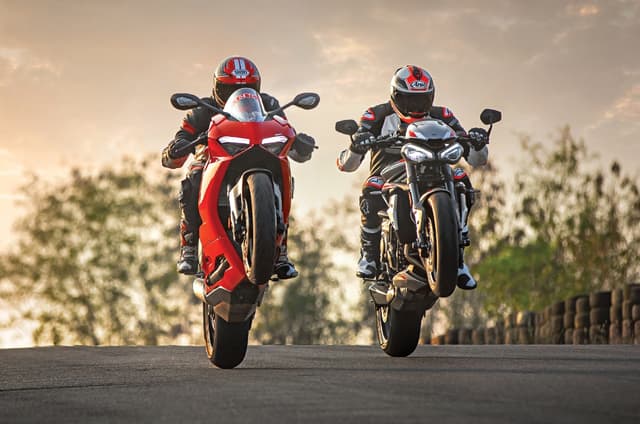 Ducati Panigale V2 vs Triumph Street Triple RS comparison