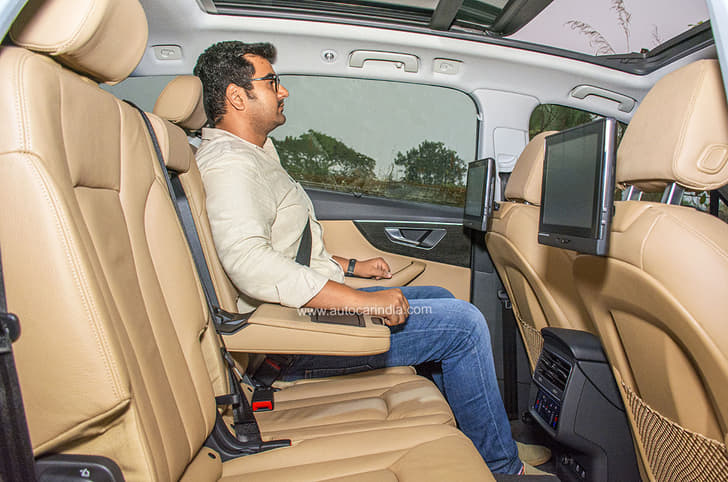 2022 Audi Q7 facelift second-row, rear seat leg space