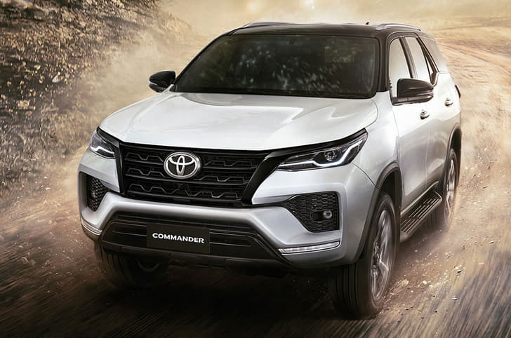 Toyota Fortuner Commander front