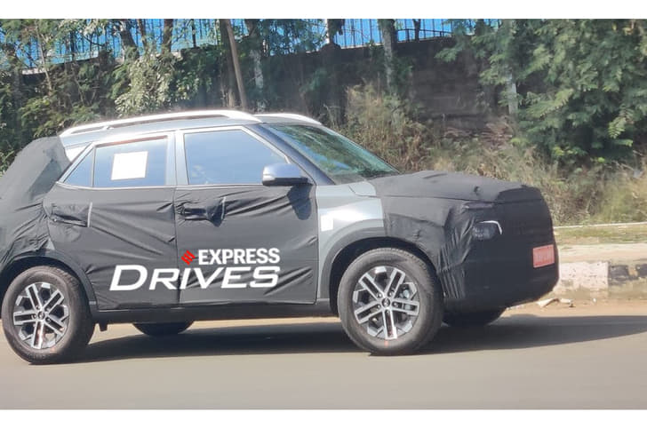 Hyundai Venue facelift spied in India 