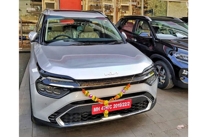 Kia Carens front quarter 