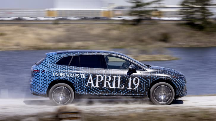 Mercedes-Benz EQS SUV right side.