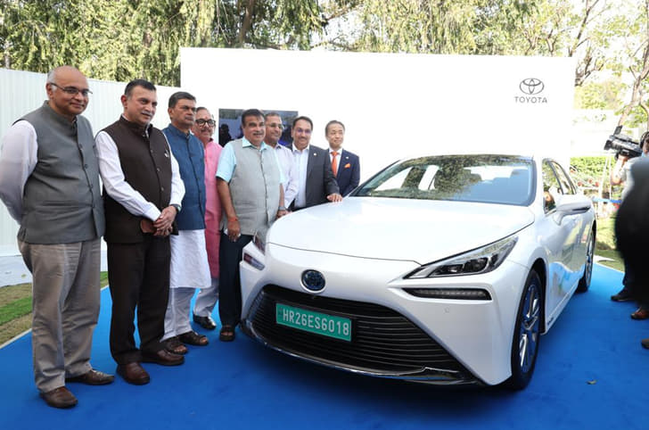 Toyota Mirai FCEV front static image