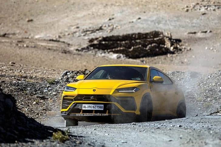 Lamborghini Urus front action image