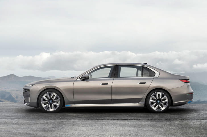 BMW i7 side